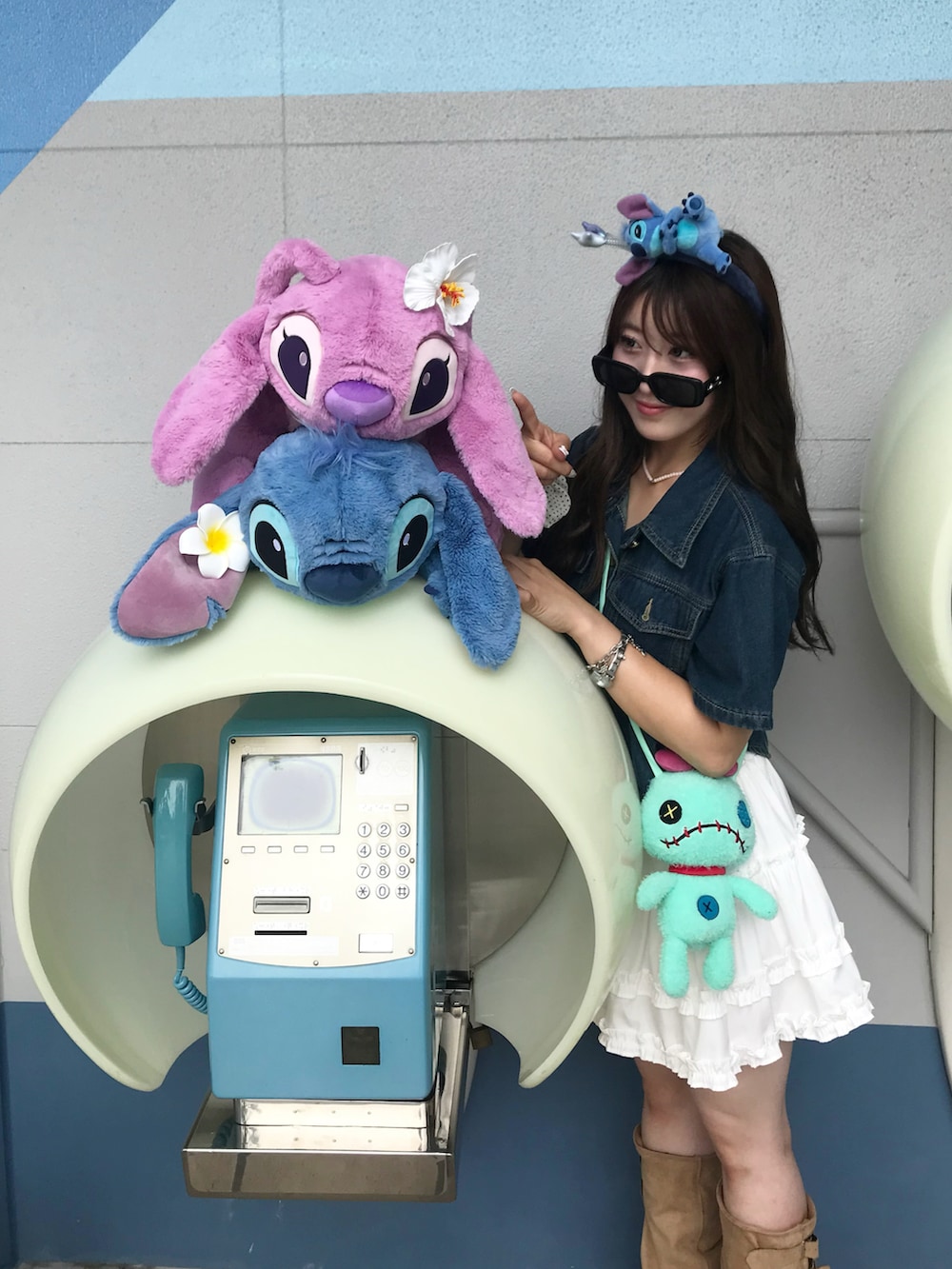ベージュ系のサンダル、ブルー系のトップス、ホワイト系のスカートを着用したレディースの夏コーディネートの2枚目の写真