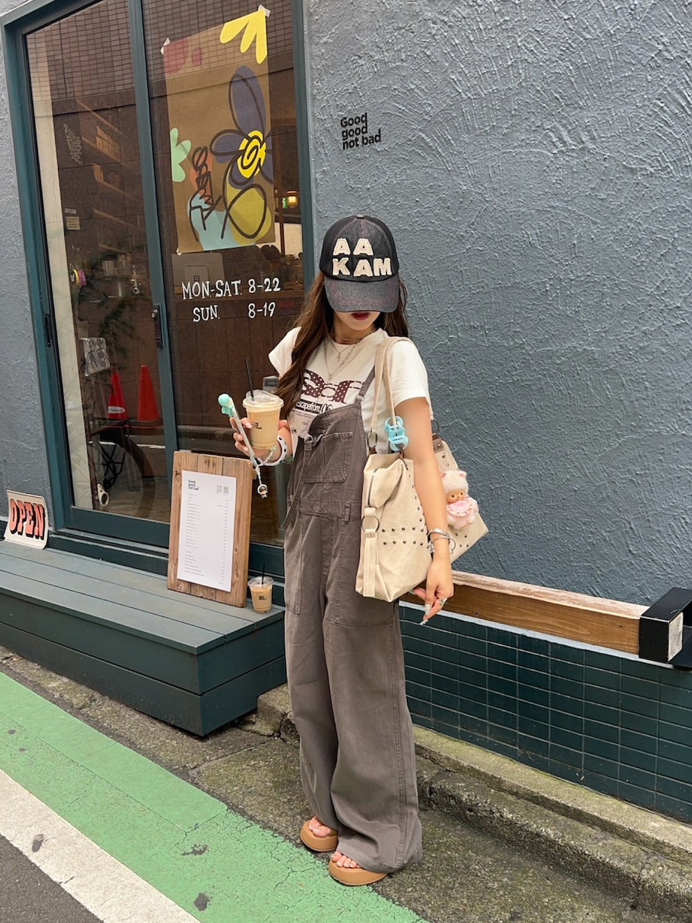その他のTシャツ/カットソーを着用したレディースの夏コーディネートの5枚目の写真