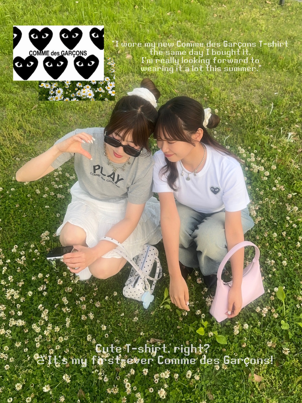 ホワイト系のスニーカー、ホワイト系のスカート、グレー系のTシャツ/カットソーを着用したレディースの春コーディネートの4枚目の写真