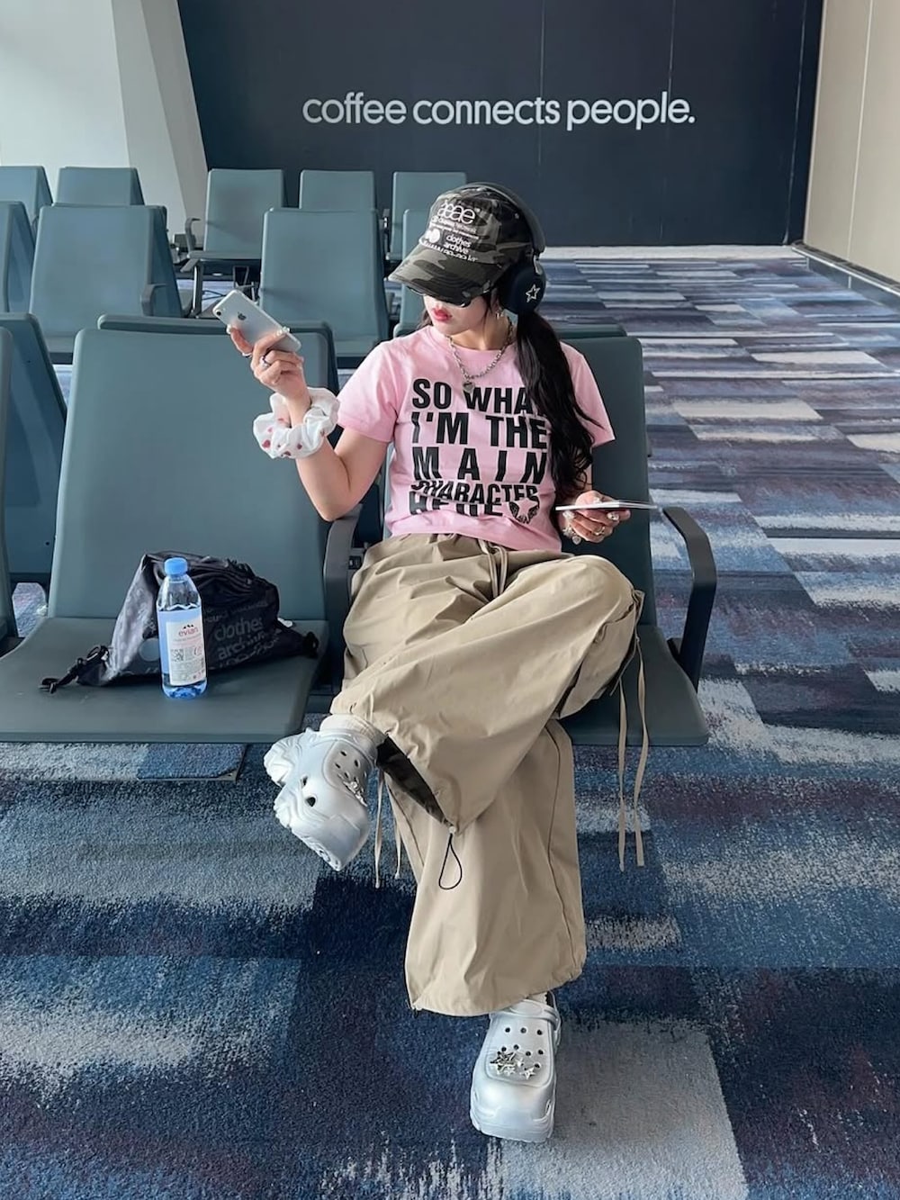 ベージュ系のカーゴパンツ、グレー系のバックパック/リュック、ピンク系のTシャツ/カットソーを着用したレディースの夏コーディネートの3枚目の写真