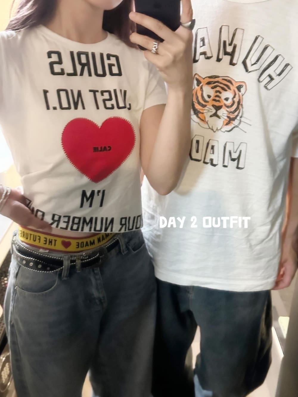 レッド系のスニーカー、ホワイト系のTシャツ/カットソー、ブルー系のデニムパンツを着用したレディースの秋コーディネートの3枚目の写真