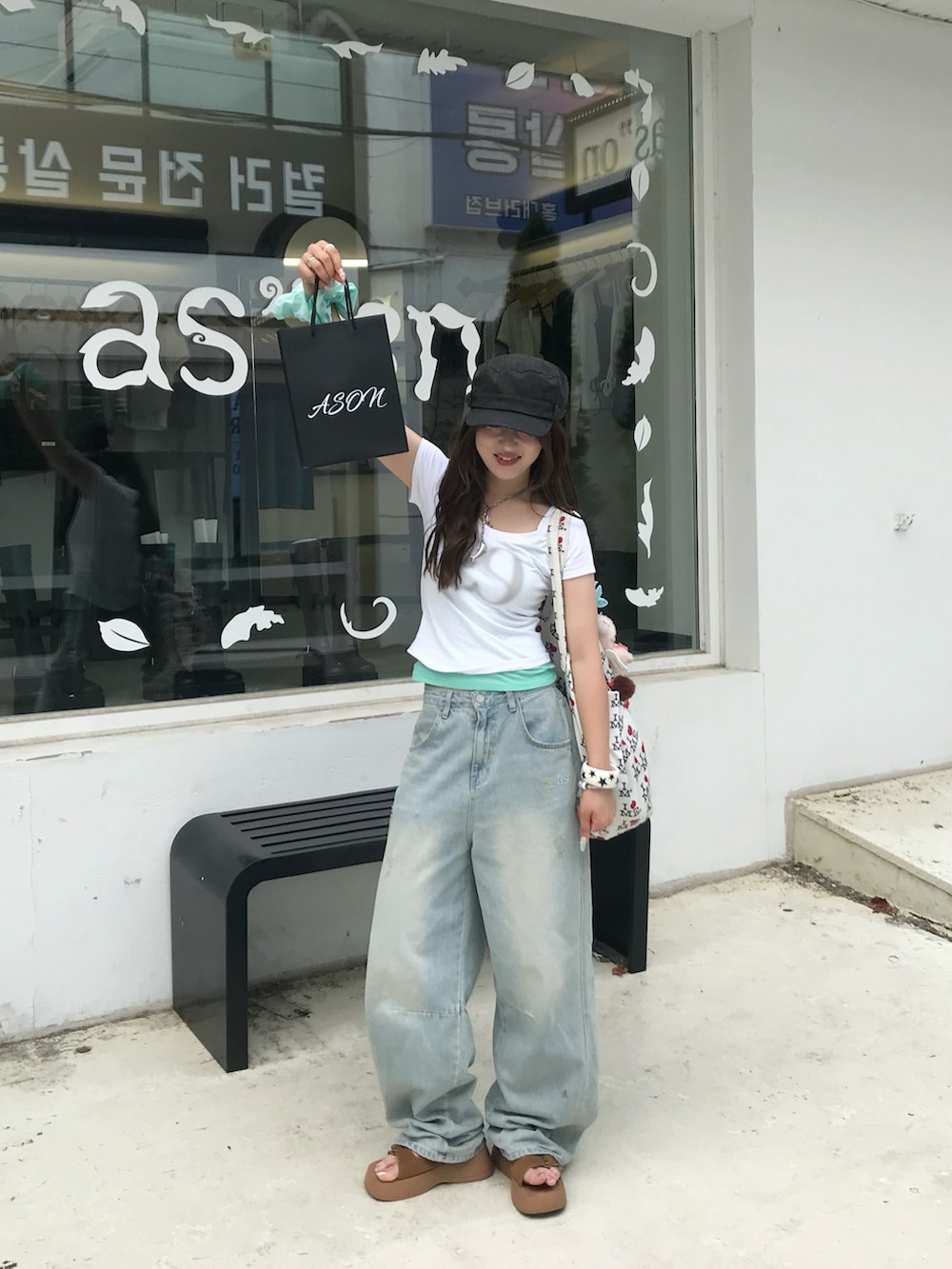 その他のデニムパンツ、その他のTシャツ/カットソーを着用したレディースの夏コーディネートの5枚目の写真