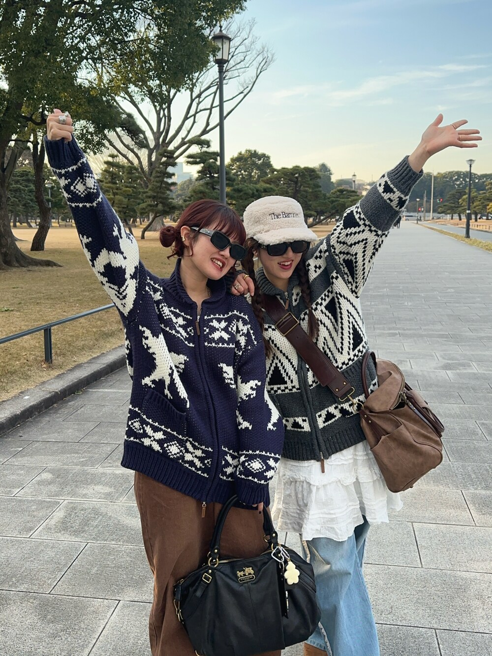 グレー系のカーディガン/ボレロ、ブラウン系のボストンバッグを着用したレディースの冬コーディネートの4枚目の写真