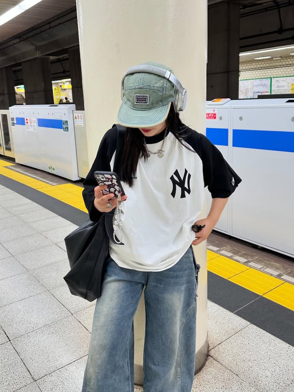 ホワイト系のTシャツ/カットソー、ホワイト系のスニーカー、ブルー系のキャップを着用したレディースの夏コーディネートの2枚目の写真