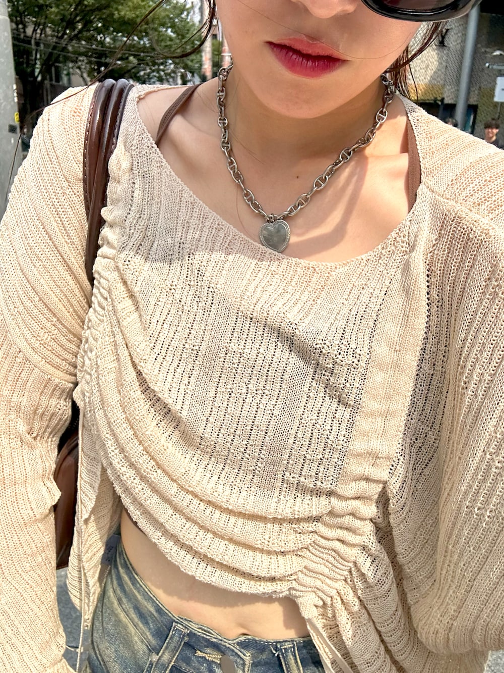 ブルー系のデニムパンツ、ホワイト系のトップス、ブラウン系のシューズを着用したレディースの秋コーディネートの2枚目の写真