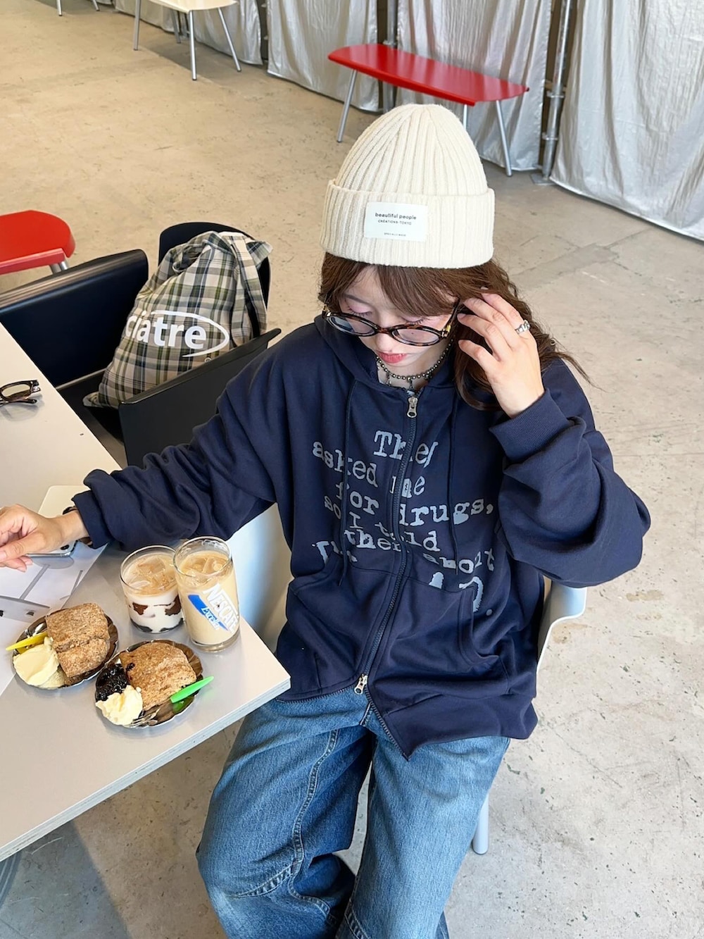 ブラウン系のシューズ、ブルー系のパーカー、ブルー系のデニムパンツを着用したレディースの秋コーディネートの2枚目の写真