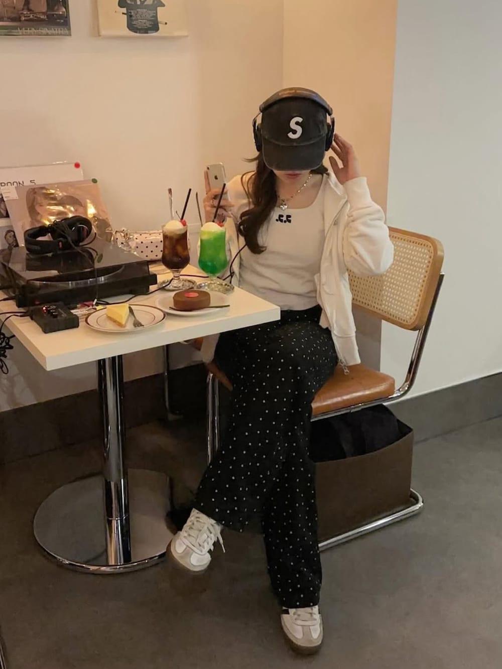 ホワイト系のスニーカー、ホワイト系のTシャツ/カットソー、ブラック系のデニムパンツを着用したレディースの春コーディネートの3枚目の写真