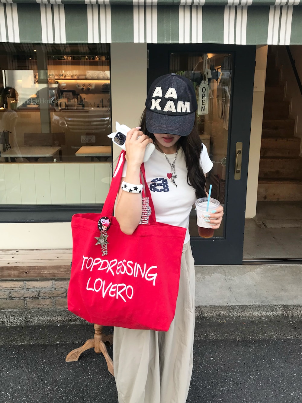 ベージュ系のサンダル、ホワイト系のTシャツ/カットソー、ベージュ系のパンツを着用したレディースの夏コーディネートの3枚目の写真