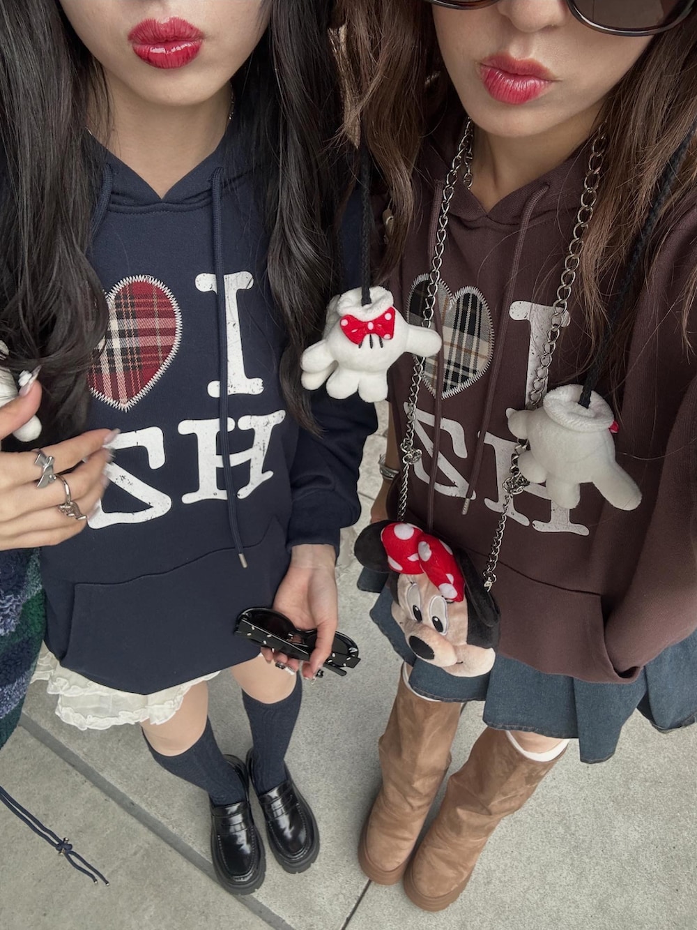 イエロー系のハンドバッグ、ブラウン系のブーツ、ブルー系のデニムスカートを着用したレディースの秋コーディネートの2枚目の写真