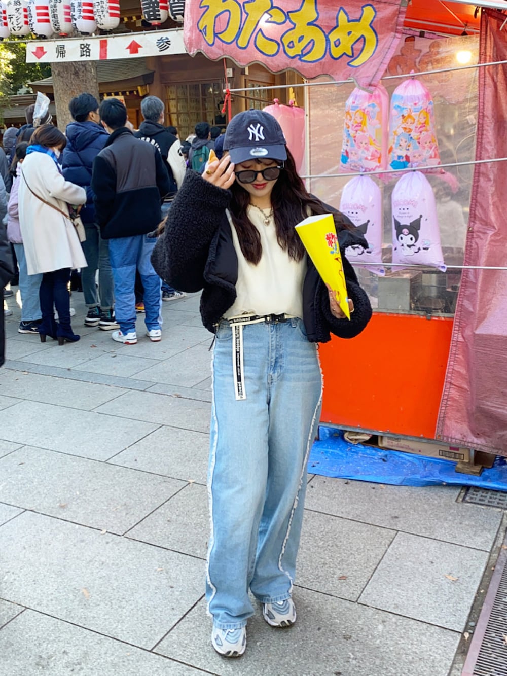 ブルー系のデニムパンツ、ホワイト系のスウェット、グレー系のスニーカーを着用したレディースの冬コーディネートの3枚目の写真