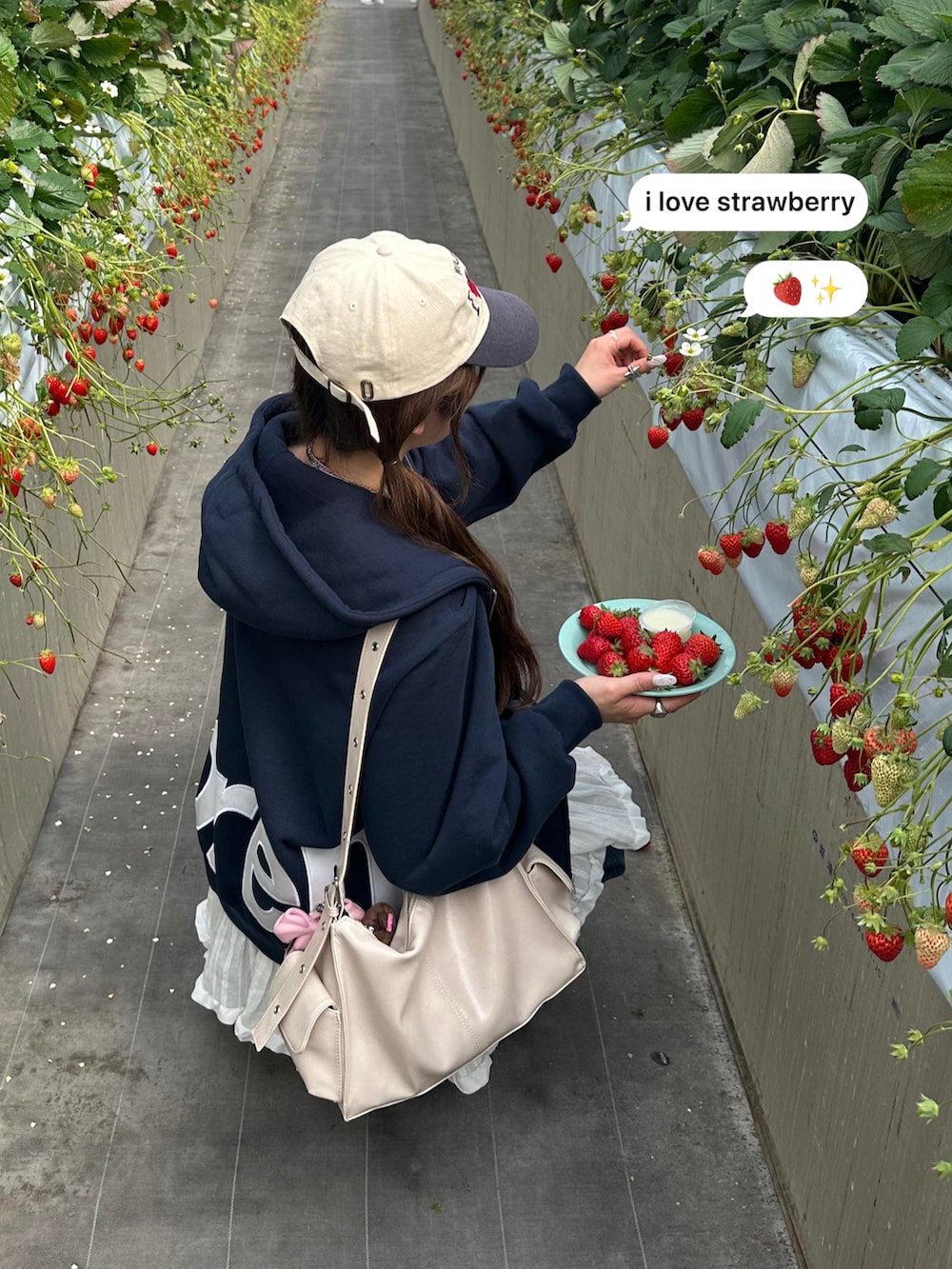 ブルー系のデニムパンツ、ブルー系のパーカー、ホワイト系のワンピース/ドレスを着用したレディースの春コーディネートの5枚目の写真