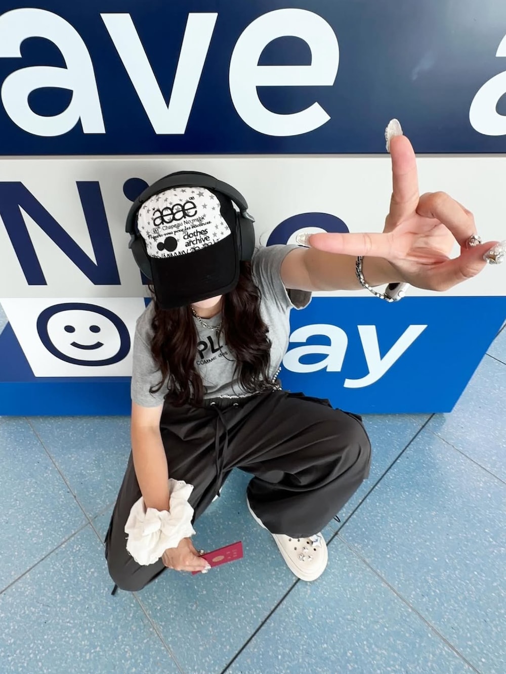 グレー系のカーゴパンツ、シルバー系のバッグ、ホワイト系のサンダルを着用したレディースの夏コーディネートの4枚目の写真