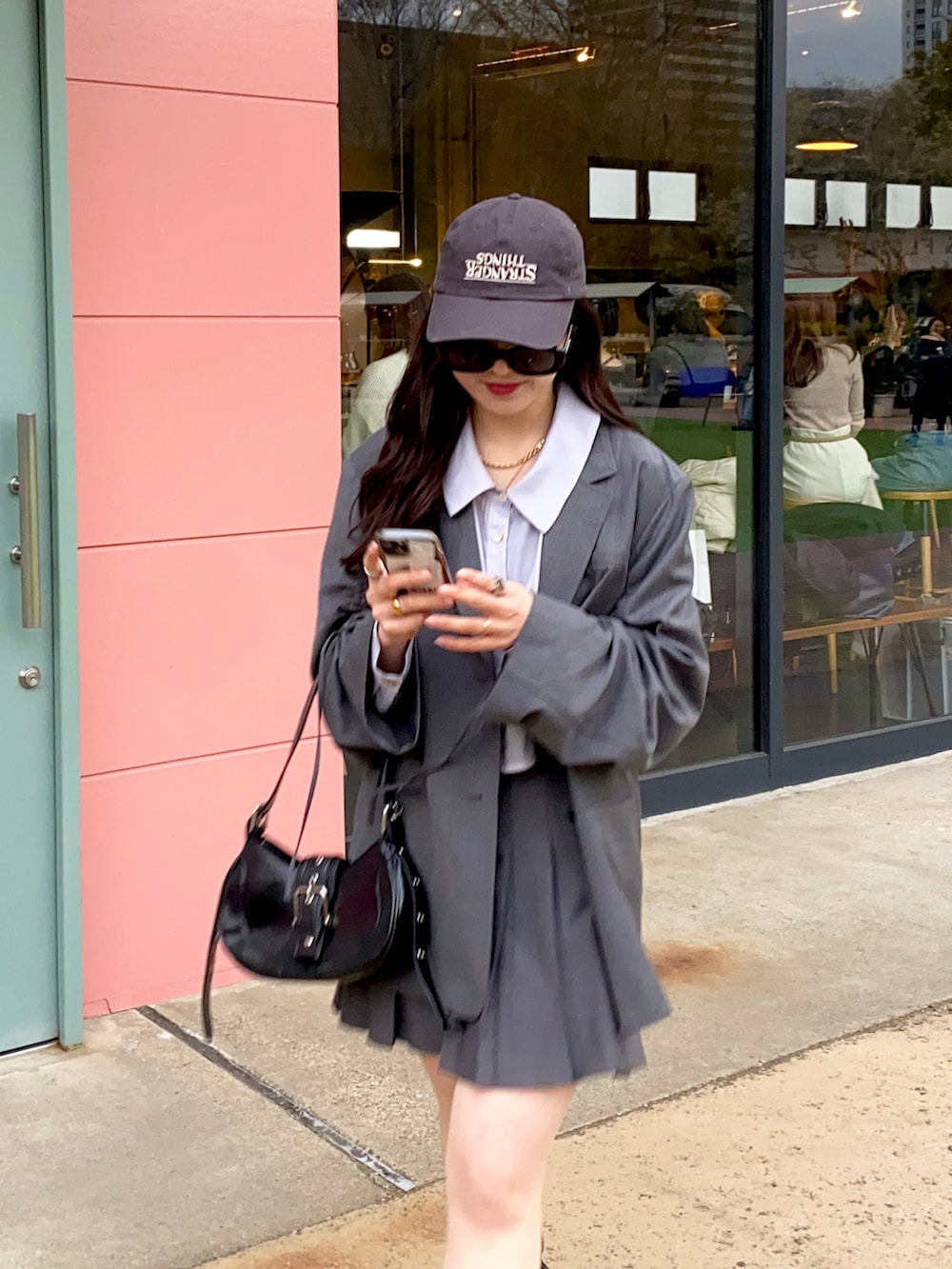 ブラック系のブーツ、グレー系のテーラードジャケット、グレー系のシャツ/ブラウスを着用したレディースの冬コーディネートの2枚目の写真