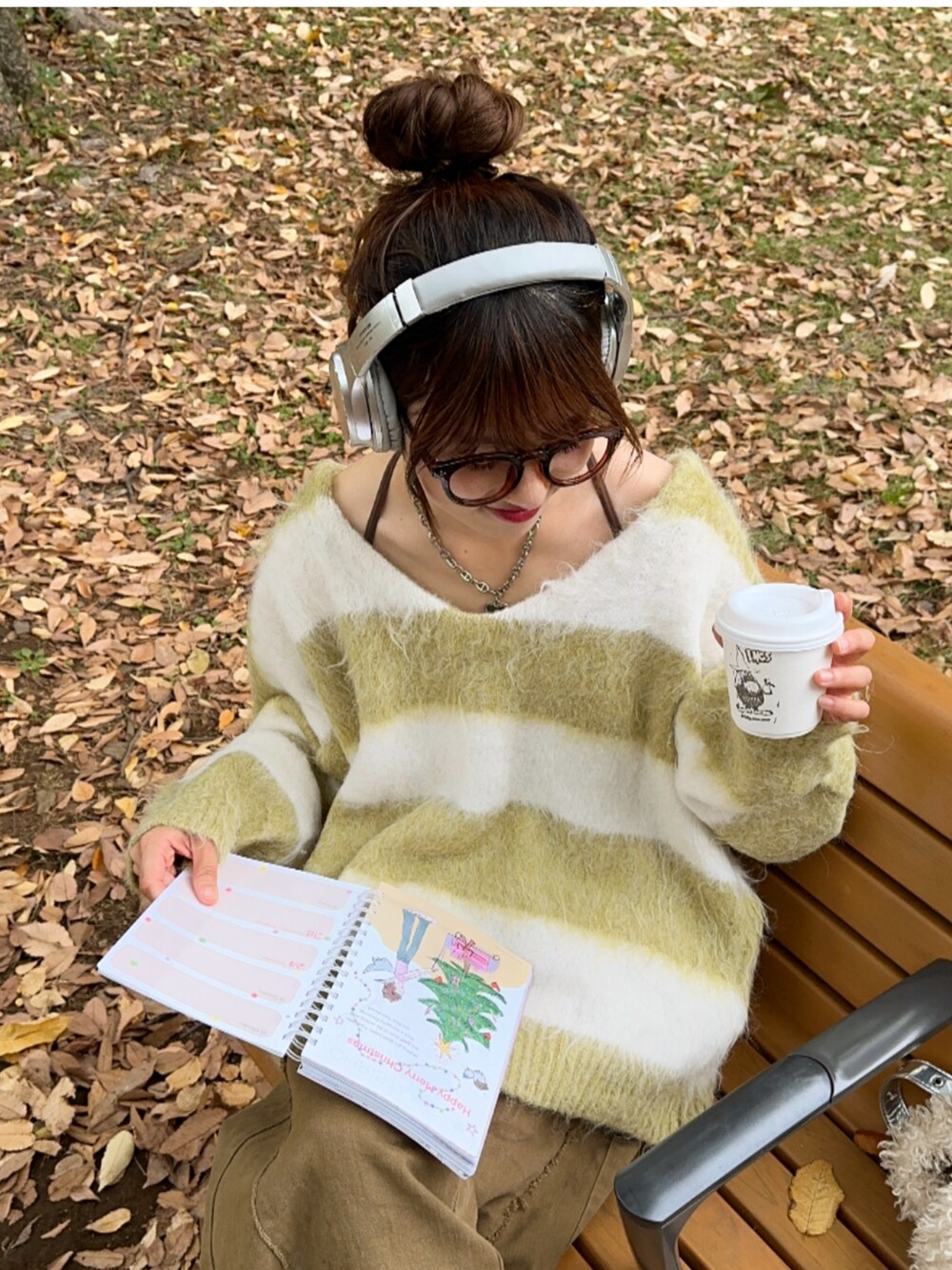 グリーン系のニット/セーター、レッド系のショルダーバッグを着用したレディースの秋コーディネートの2枚目の写真