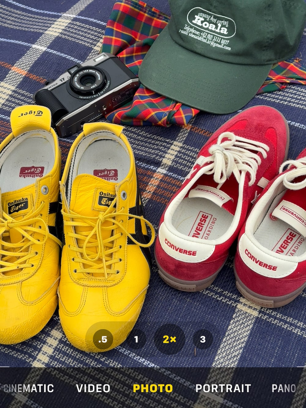 イエロー系のニット/セーター、ブラック系のシャツ/ブラウス、レッド系のスニーカーを着用したレディースの秋コーディネートの5枚目の写真