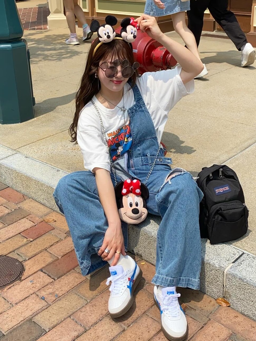 ブラック系のバックパック/リュック、ホワイト系のTシャツ/カットソー、ホワイト系のスニーカーを着用したレディースの春コーディネートの2枚目の写真