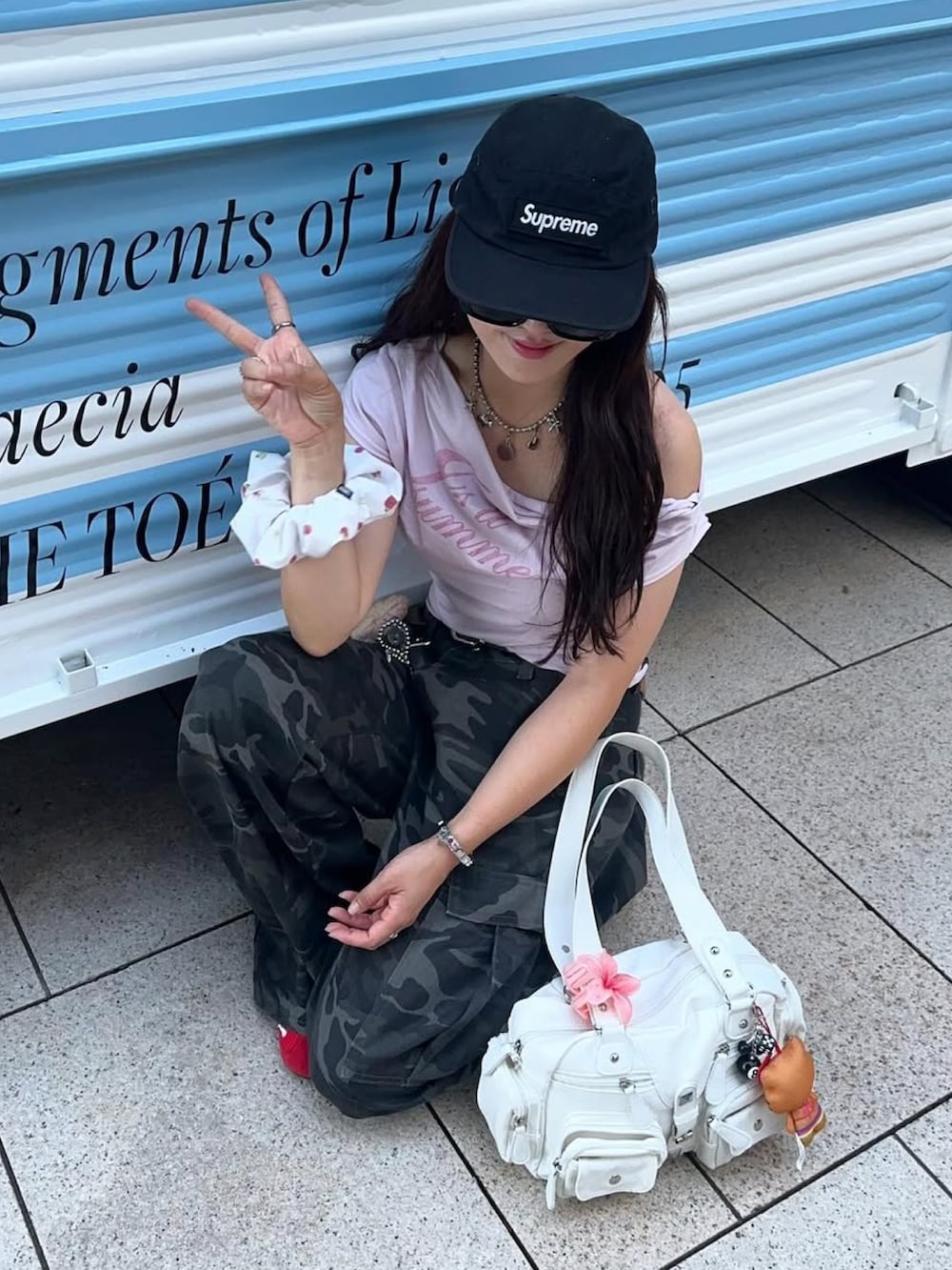 ピンク系のTシャツ/カットソー、レッド系のスニーカーを着用したレディースの夏コーディネートの2枚目の写真