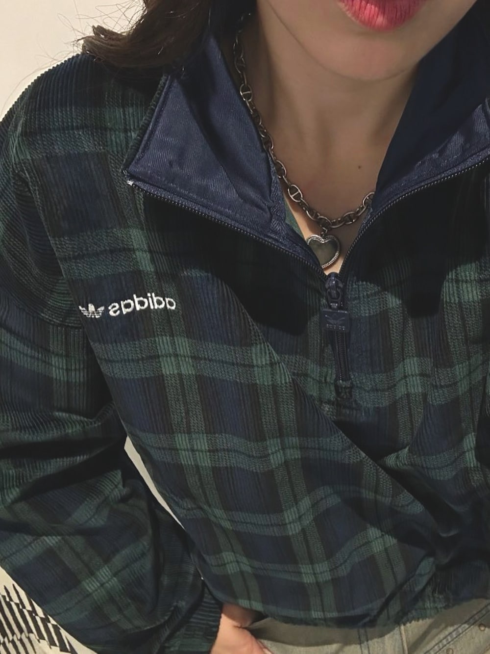 ブルー系のその他トップス、ブラウン系のデニムパンツ、ホワイト系のショルダーバッグを着用したレディースの秋コーディネートの5枚目の写真