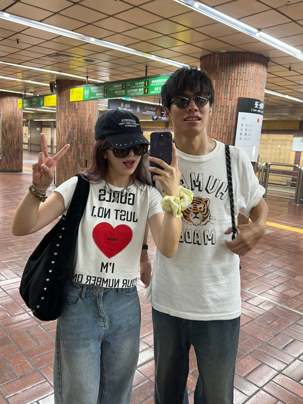 レッド系のスニーカー、ホワイト系のTシャツ/カットソー、ブルー系のデニムパンツを着用したレディースの秋コーディネートの2枚目の写真