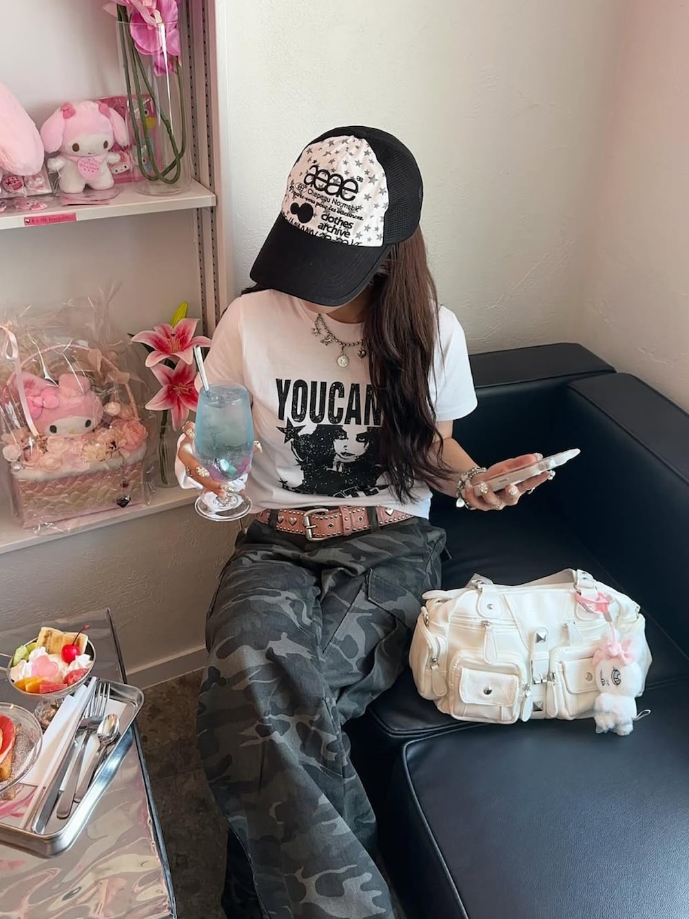 「夏ルックで気分アップ、デニム、迷彩パンツ、キャップ、厚底サンダル、厚底シューズ、白Tシャツ、ロゴT」｜「aeaeのWEB LOGO MESH CAP（キャップ、ブラック系）」を使った、senaさん（骨格ウェーブ・レディース・158cm）の夏コーディネートの3枚目の写真
