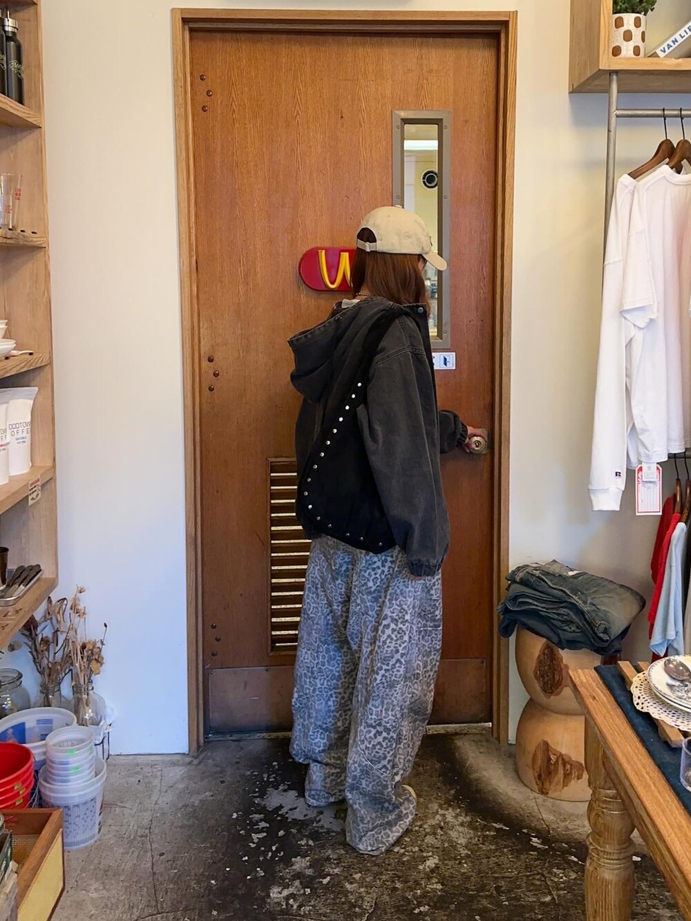 グレー系のTシャツ/カットソー、イエロー系のスニーカー、ホワイト系のパンツを着用したレディースの秋コーディネートの3枚目の写真