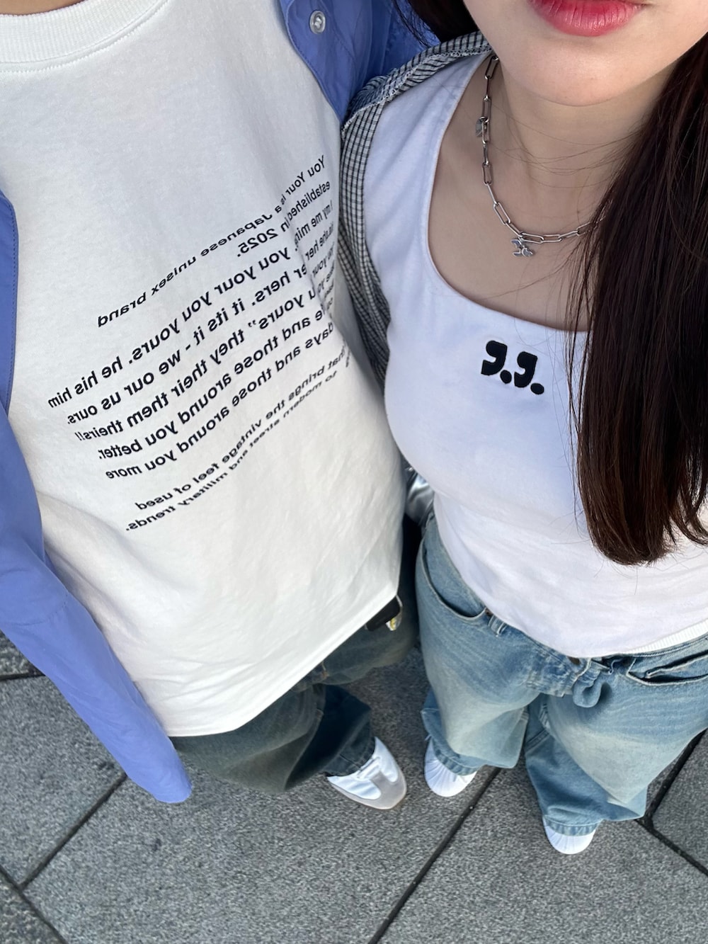 ホワイト系のTシャツ/カットソー、ホワイト系のシャツ/ブラウス、ブルー系のデニムパンツを着用したレディースの春コーディネートの4枚目の写真