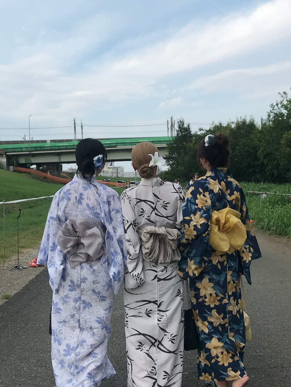 イエロー系のバッグ、ブルー系のシューズ、ブルー系の浴衣を着用したレディースの夏コーディネートの4枚目の写真