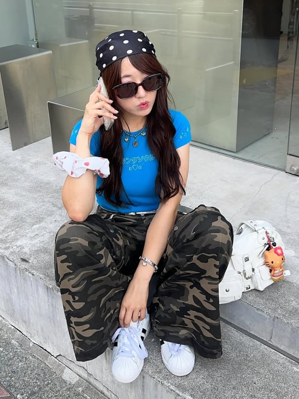 その他のデニムパンツ、ブルー系のTシャツ/カットソー、ブラック系のファッション雑貨を着用したレディースの夏コーディネートの2枚目の写真