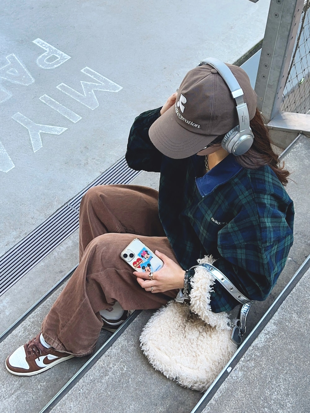 ブルー系のその他トップス、ブラウン系のデニムパンツ、ホワイト系のショルダーバッグを着用したレディースの秋コーディネートの4枚目の写真