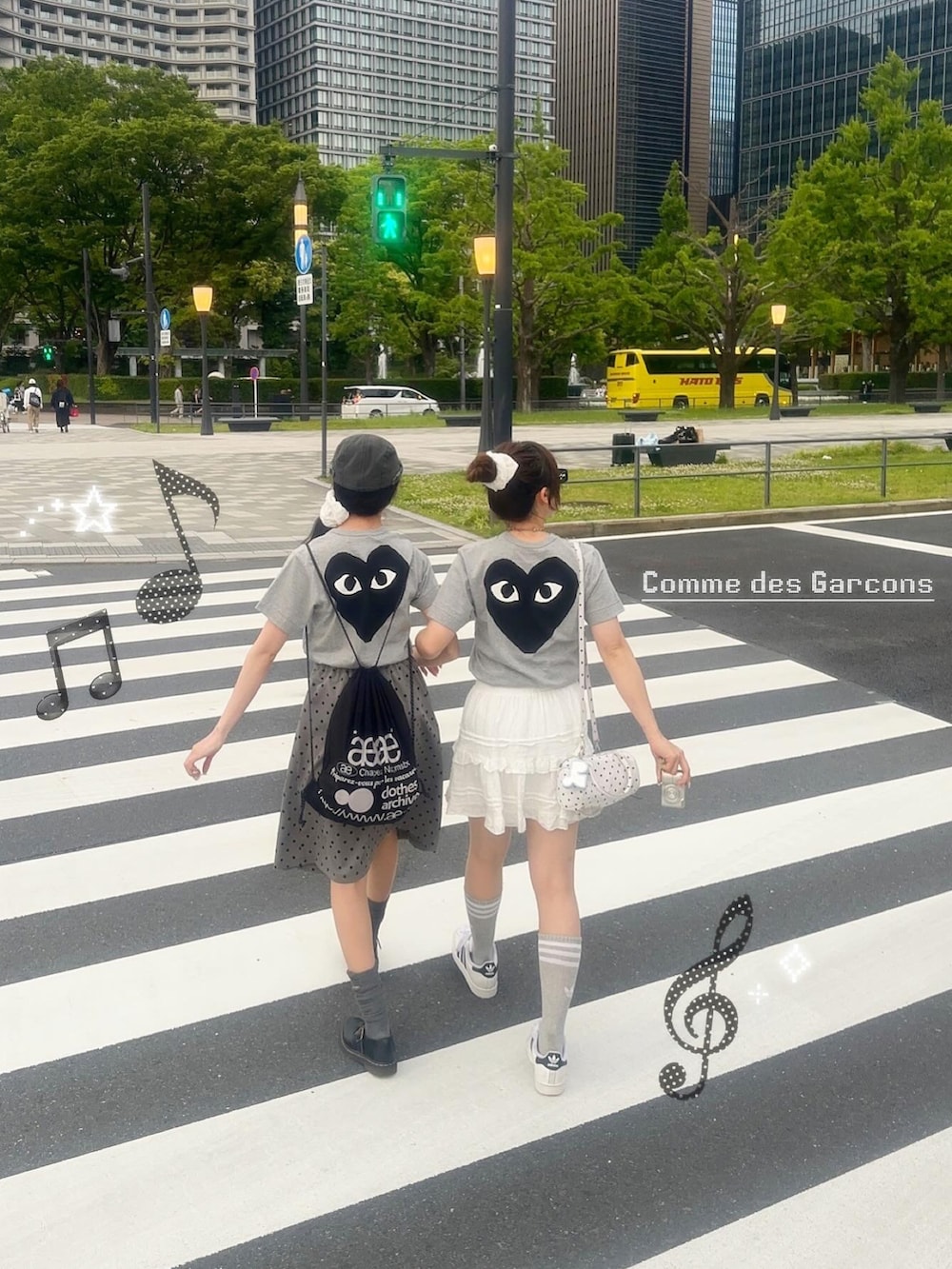 ホワイト系のスニーカー、ホワイト系のスカート、グレー系のTシャツ/カットソーを着用したレディースの春コーディネートの3枚目の写真