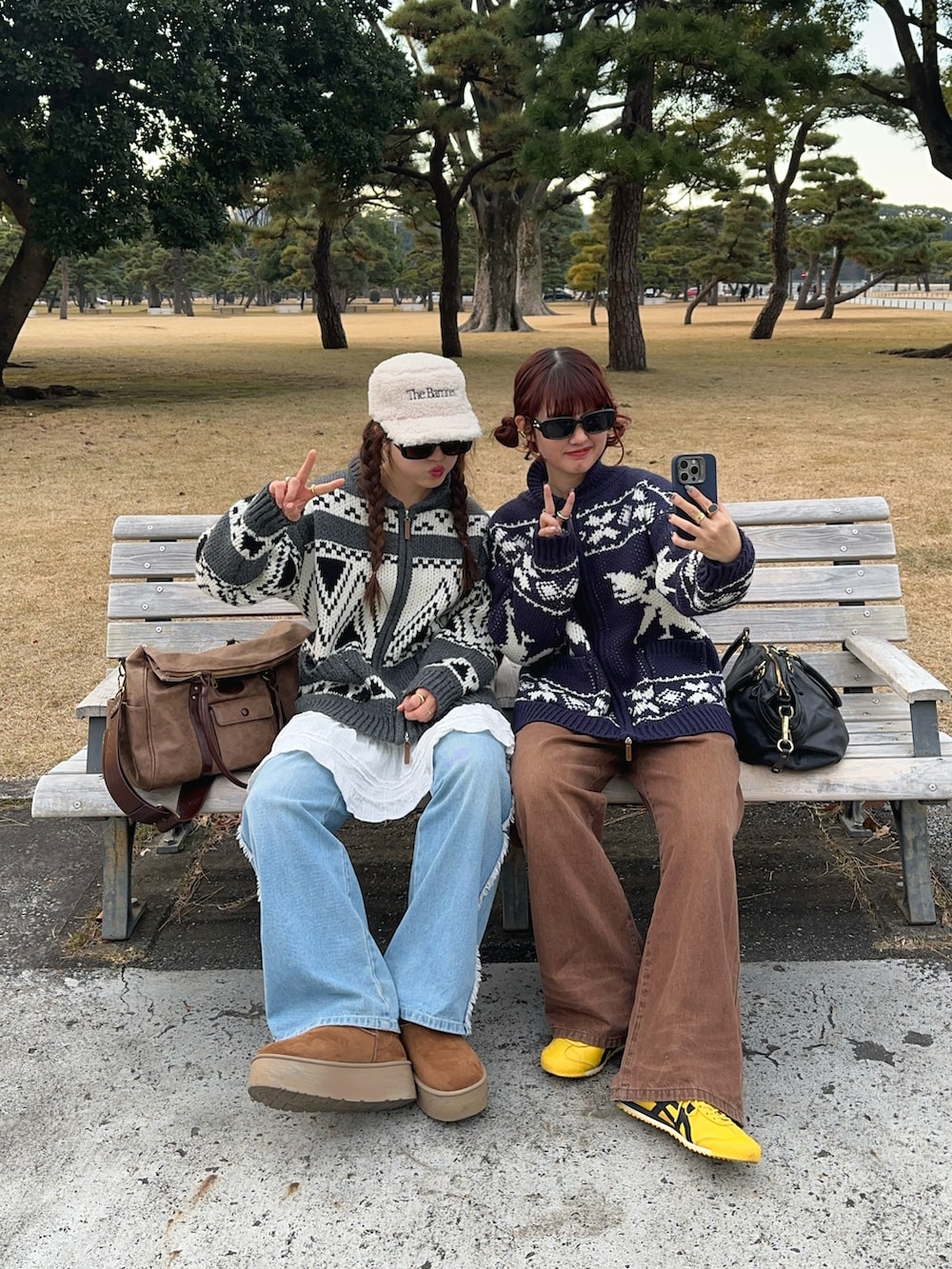 グレー系のカーディガン/ボレロ、ブラウン系のボストンバッグを着用したレディースの冬コーディネートの2枚目の写真