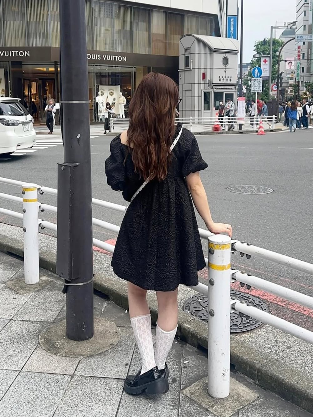 ブラック系のワンピース、ホワイト系のソックス/靴下を着用したレディースの春コーディネートの2枚目の写真