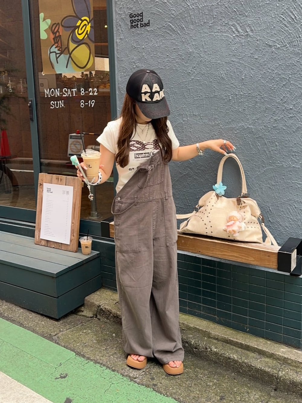 その他のTシャツ/カットソーを着用したレディースの夏コーディネートの3枚目の写真