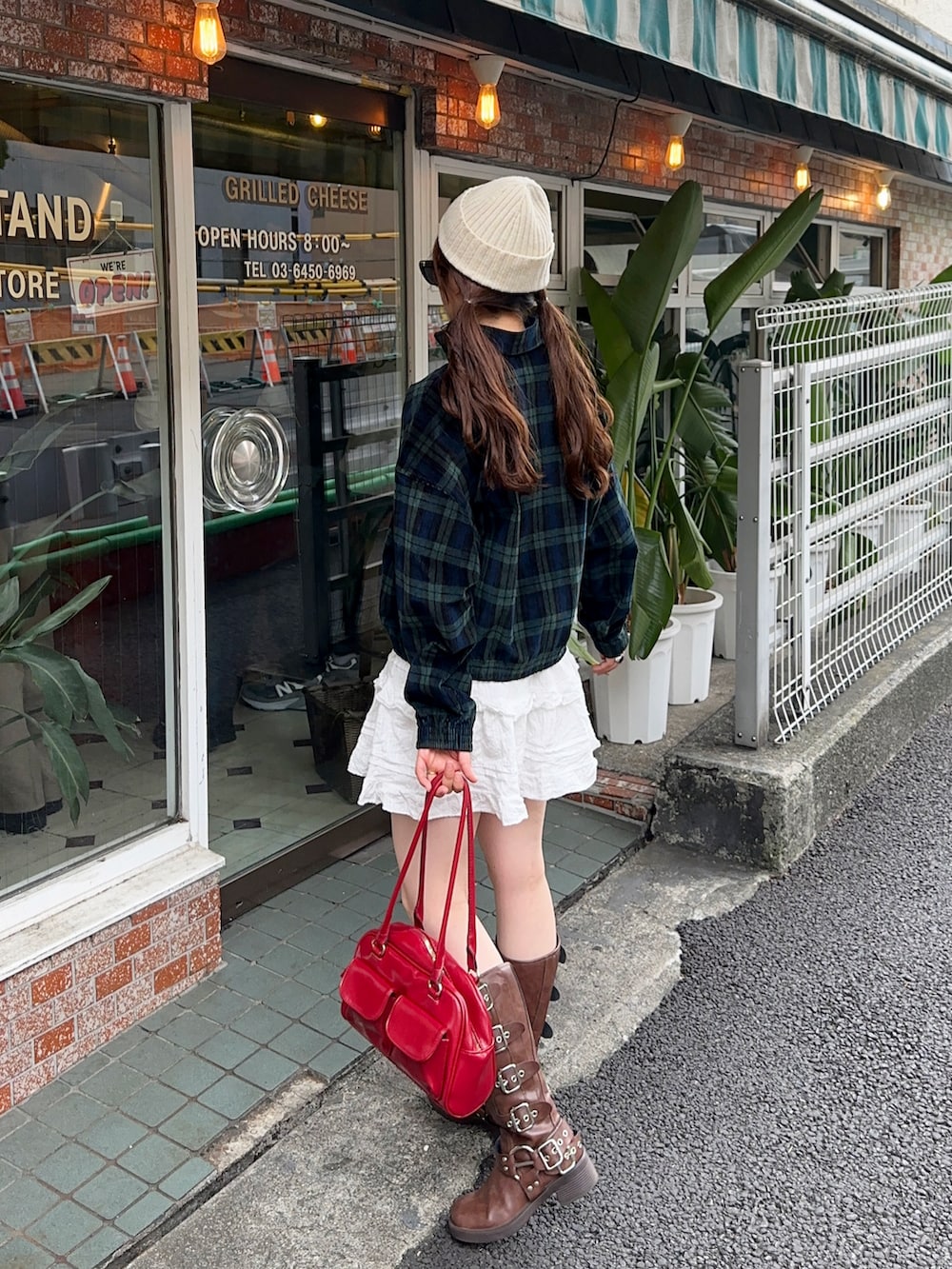 ブルー系のその他トップス、ホワイト系のスカート、ブラウン系のブーツを着用したレディースの秋コーディネートの3枚目の写真