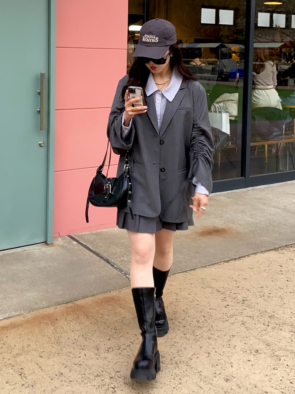 ブラック系のブーツ、グレー系のテーラードジャケット、グレー系のシャツ/ブラウスを着用したレディースの冬コーディネートの4枚目の写真