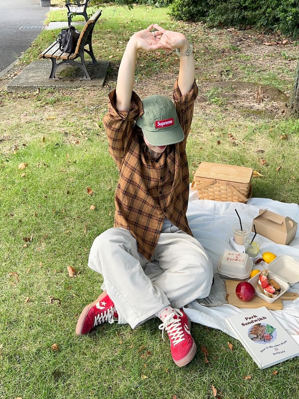 レッド系のスニーカー、オレンジ系のシャツ/ブラウス、ホワイト系のパンツを着用したレディースの秋コーディネートの2枚目の写真