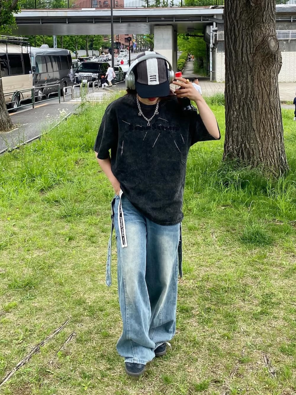 ブラック系のスニーカー、ブラック系のTシャツ/カットソー、ホワイト系のベルトを着用したレディースの夏コーディネートの3枚目の写真