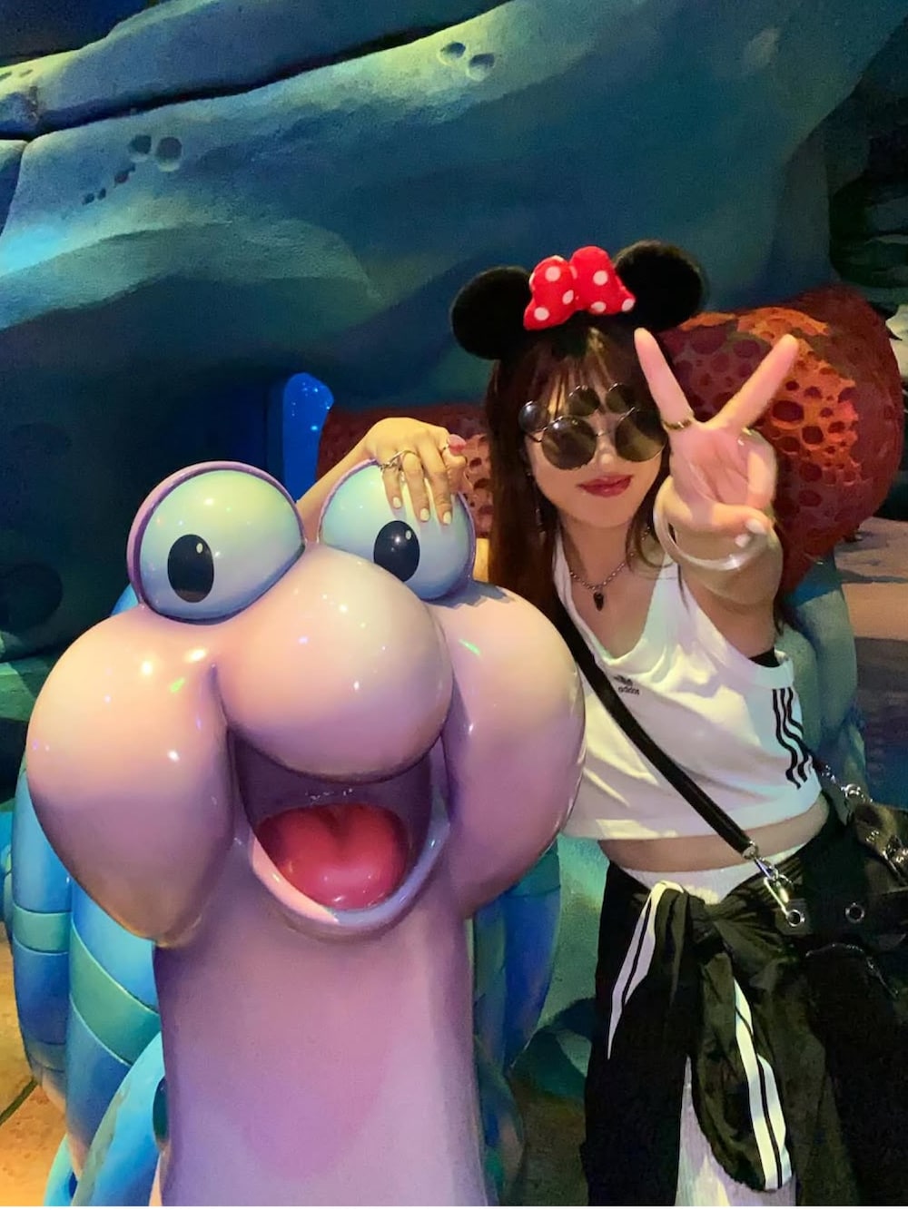 ホワイト系のタンクトップ、ブラック系のスニーカーを着用したレディースの夏コーディネートの2枚目の写真