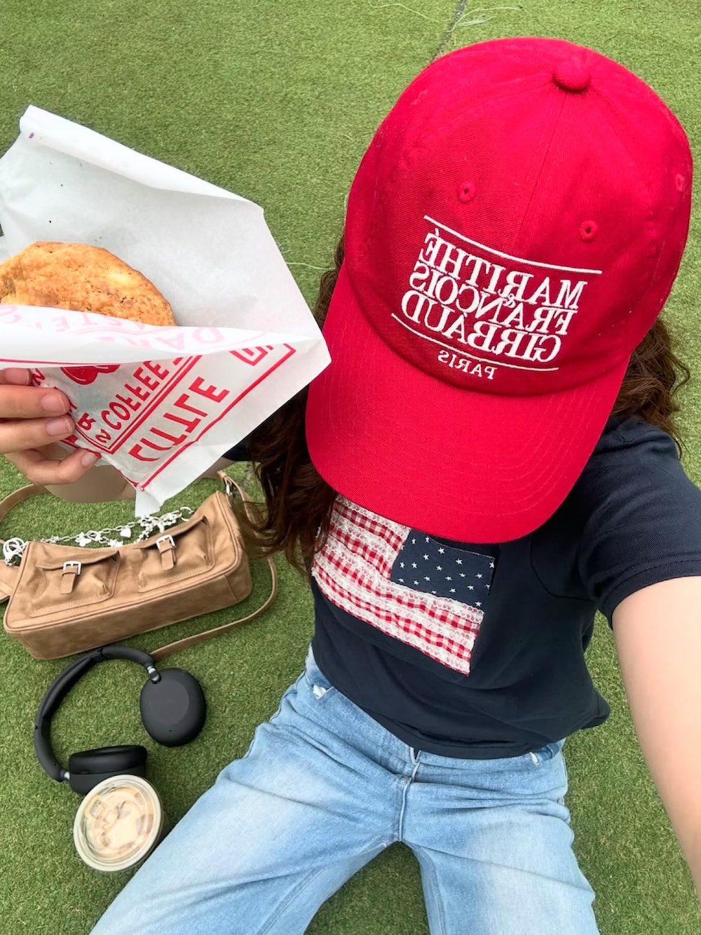 ホワイト系のサンダル、イエロー系のハンドバッグ、レッド系のキャップを着用したレディースの夏コーディネートの4枚目の写真