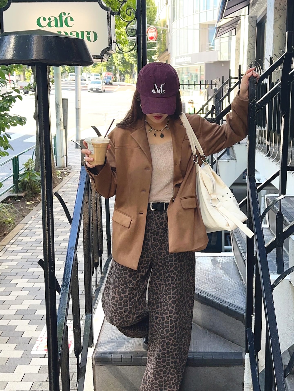 イエロー系のテーラードジャケット、ブラウン系のキャミソール、その他のパンツを着用したレディースの秋コーディネートの3枚目の写真