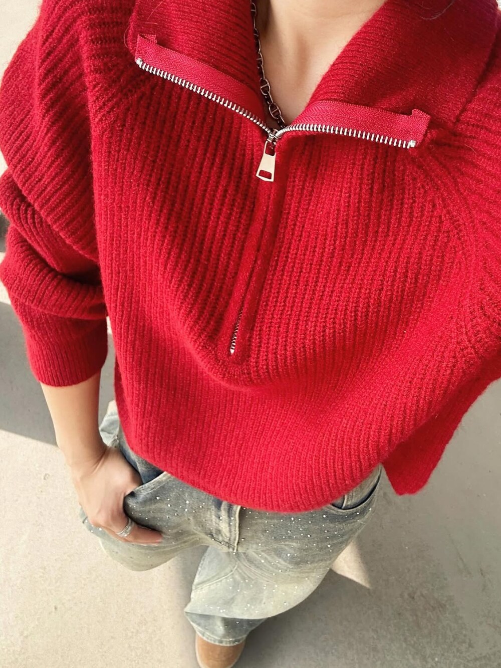 ブルー系のデニムパンツ、ブラウン系のハンドバッグを着用したレディースの夏コーディネートの2枚目の写真