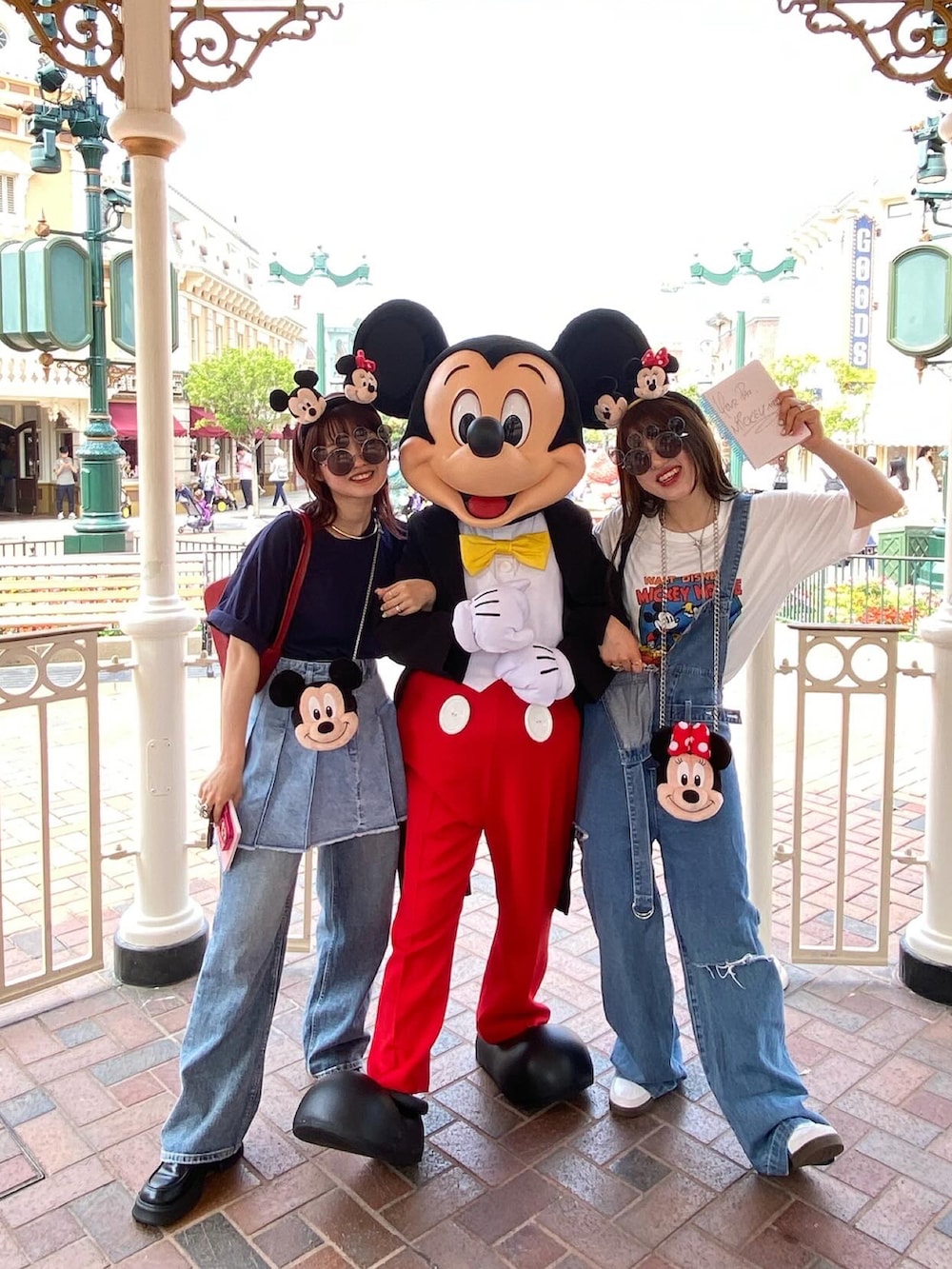 ブラック系のバックパック/リュック、ホワイト系のTシャツ/カットソー、ホワイト系のスニーカーを着用したレディースの春コーディネートの4枚目の写真