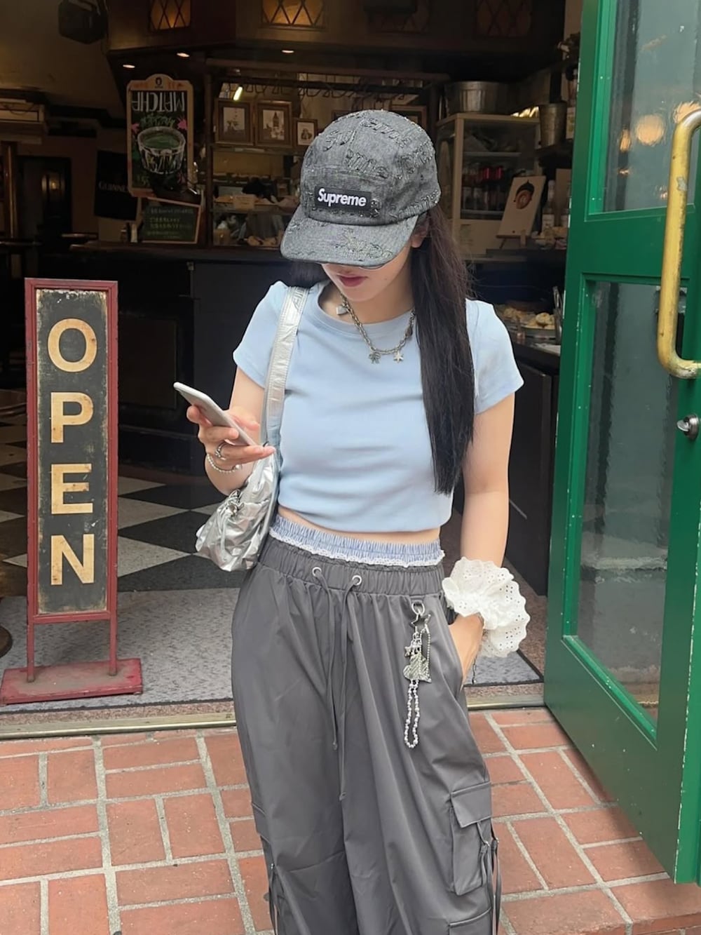 シルバー系のサンダル、ブルー系のTシャツ/カットソー、グレー系のカーゴパンツを着用したレディースの夏コーディネートの2枚目の写真