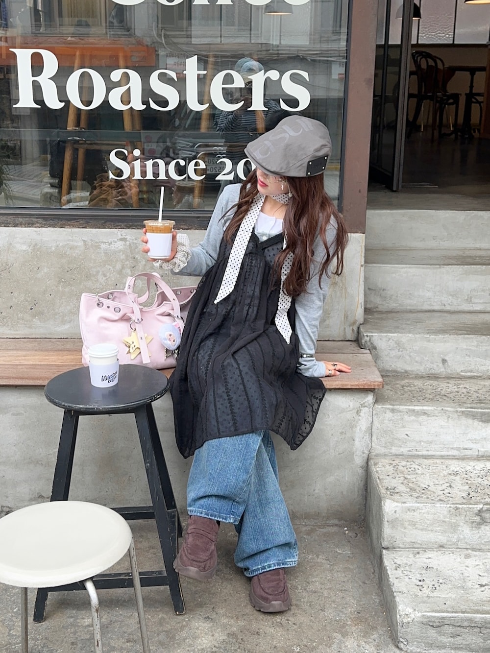 ブラウン系のローファー、ブラック系のワンピース/ドレス、ピンク系のバッグを着用したレディースの春コーディネートの2枚目の写真