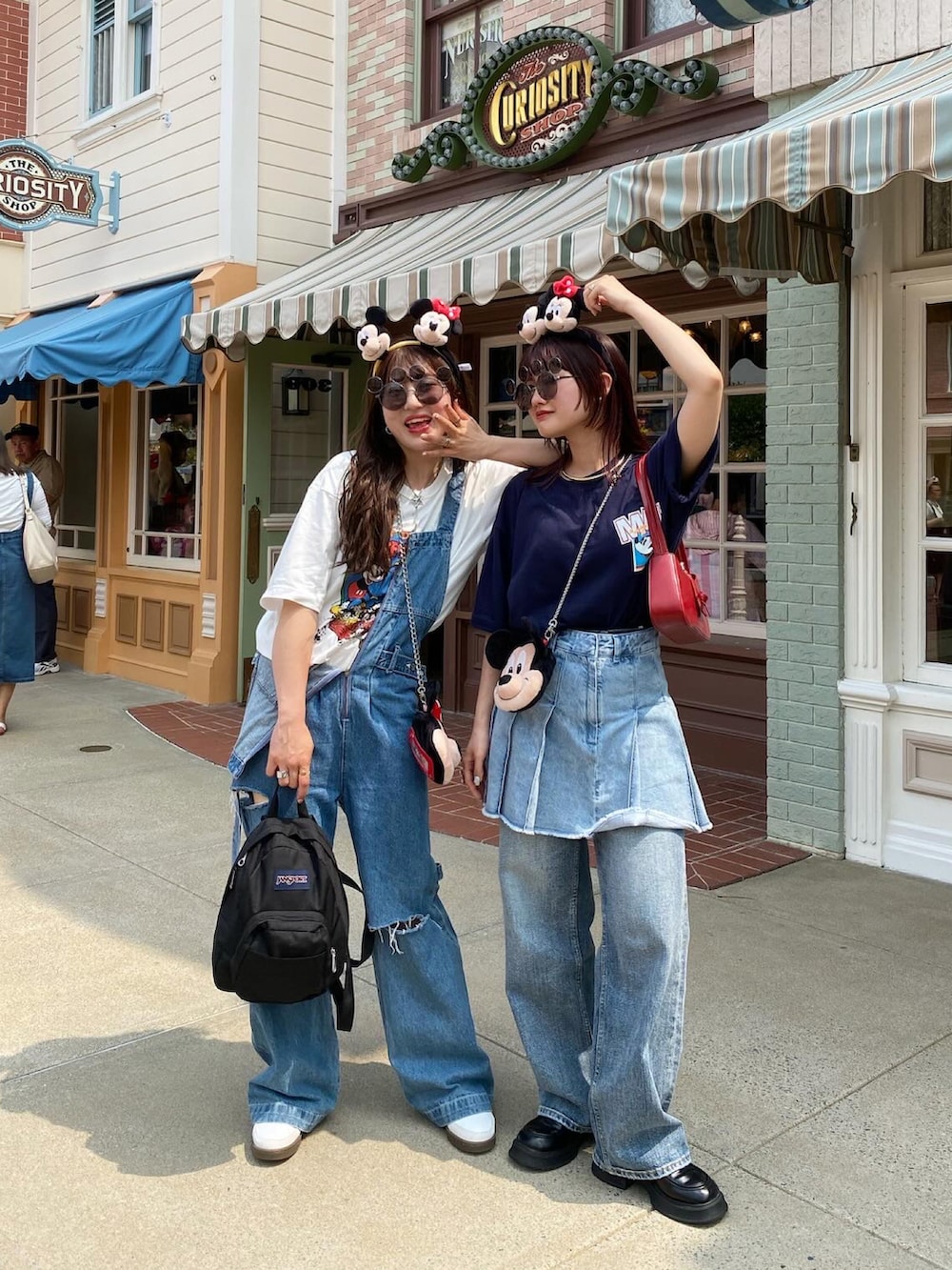 ブラック系のバックパック/リュック、ホワイト系のTシャツ/カットソー、ホワイト系のスニーカーを着用したレディースの春コーディネートの3枚目の写真