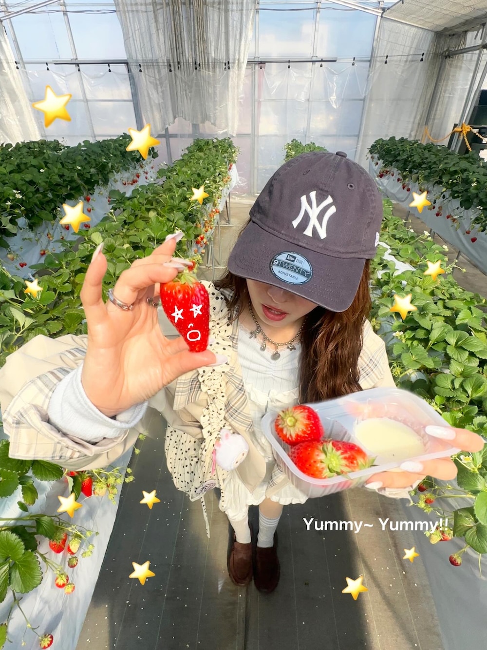 ベージュ系のブルゾン、ブラウン系のローファー、ホワイト系のワンピース/ドレスを着用したレディースの春コーディネートの4枚目の写真