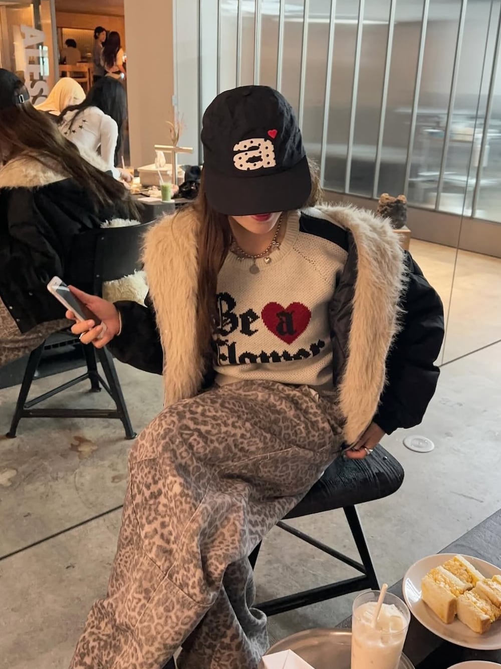 ホワイト系のニット/セーター、ブラウン系のブーツ、グレー系のデニムパンツを着用したレディースの秋コーディネートの4枚目の写真