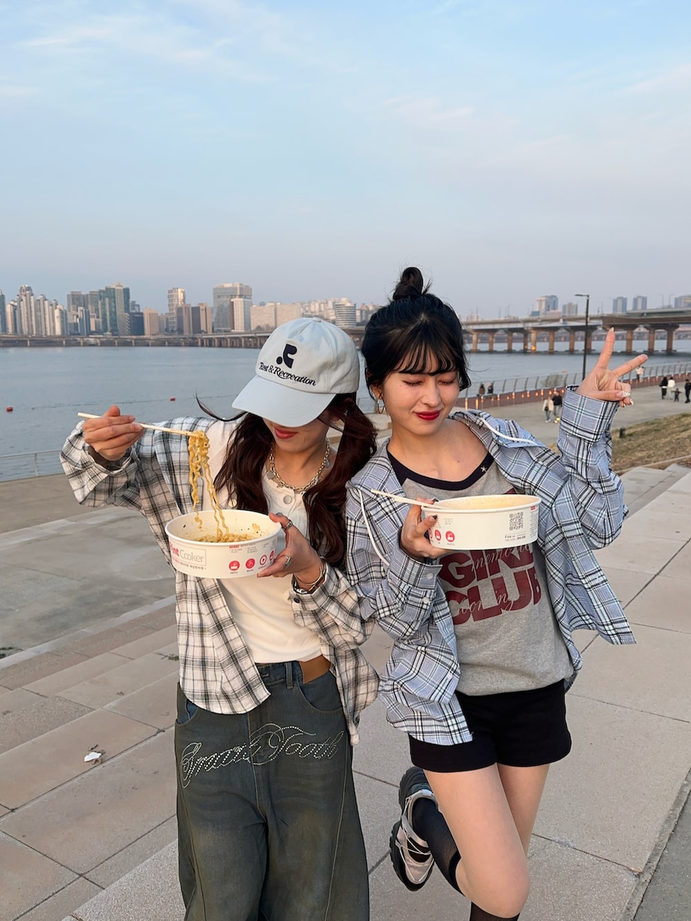 イエロー系のスニーカー、ホワイト系のシャツ/ブラウス、ブルー系のデニムパンツを着用したレディースの春コーディネートの4枚目の写真