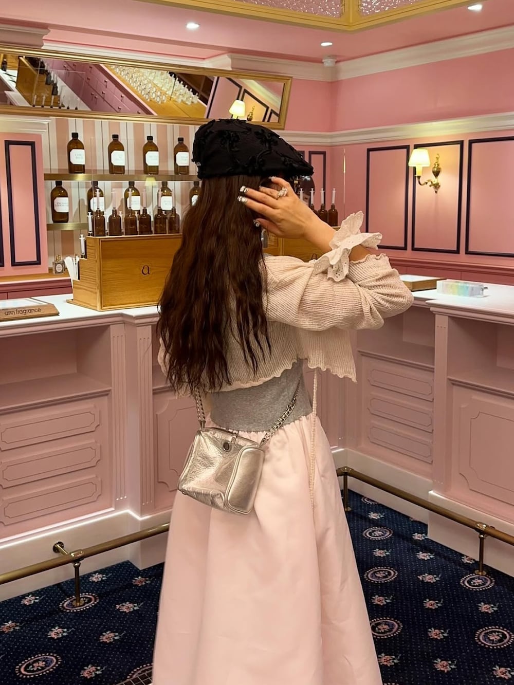 ピンク系のワンピース、シルバー系のサンダルを着用したレディースの夏コーディネートの2枚目の写真