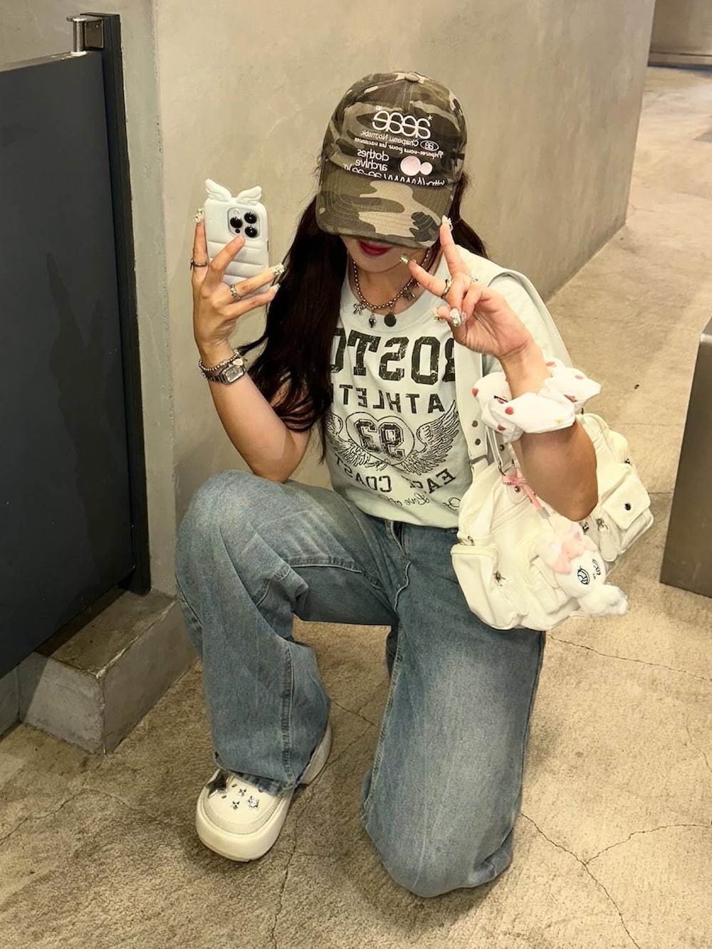 ホワイト系のサンダル、その他のキャップを着用したレディースの夏コーディネートの3枚目の写真